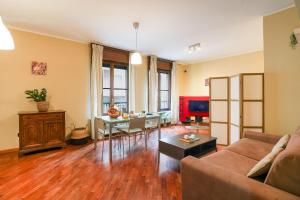 un soggiorno con un divano e un tavolo di Loft Foscolo Open Space a Torino