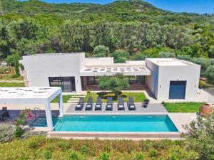 Bazén v ubytování Villa Kalloni nebo v jeho okolí