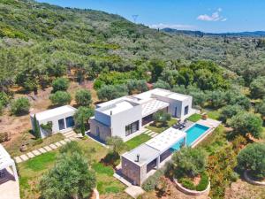 uma vista aérea de uma casa branca com uma piscina em Villa Kalloni em Línia