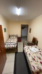 pokój z 2 łóżkami w pokoju w obiekcie Mini Hotel Central Park w Lwowie