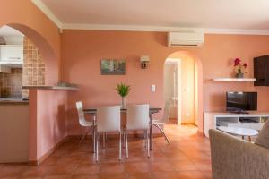 una cucina e una sala da pranzo con tavolo e sedie di OLIVA Nova A un paso del mar a Oliva