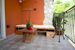 una panchina su un portico con una pianta sopra di Carducci work & business a Montebello Vicentino