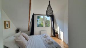 Postel nebo postele na pokoji v ubytování Anatoline Audierne Appart'hôtel - Appartements vue Mer - Sea & Harbor Stay