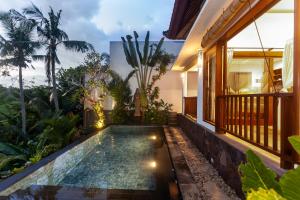 una casa con piscina su un balcone di The Shea Ubud tranquility Villa with private pool ad Ubud