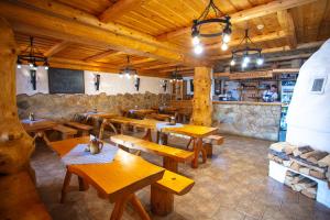 A restaurant or other place to eat at Penzion Oravsky Zrub