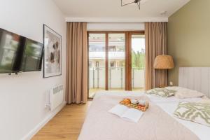 Postel nebo postele na pokoji v ubytování APARTAMENTY MIERZEJA - STEGNA PARK PREMIUM, 500 m od plaży, Bezpłatny Meleks