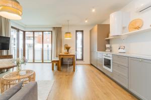 Kuchyň nebo kuchyňský kout v ubytování APARTAMENTY MIERZEJA - STEGNA PARK PREMIUM, 500 m od plaży, Bezpłatny Meleks