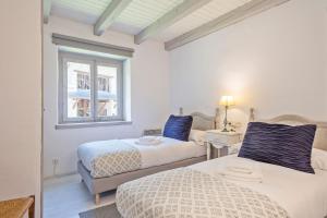 een slaapkamer met 2 bedden en een raam bij Luderna - Apartamento con jardín Crabera in Arties