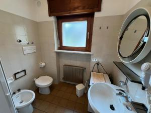 Ένα μπάνιο στο CASA PINUCCIA APPARTAMENTO OVEST +1 φωτογραφίες