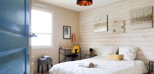Ένα ή περισσότερα κρεβάτια σε δωμάτιο στο Jolie maison en bois à 2 kms de la plage de Brem Sur Mer - 6 personnes
