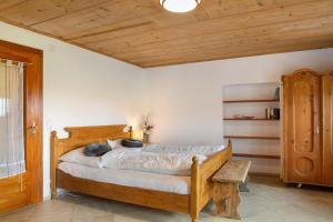 ein Schlafzimmer mit einem Bett, auf dem zwei Katzen liegen in der Unterkunft Landhaus am Eselhof Daxstein in Schöllnach