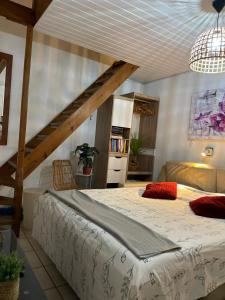 Savaneta的住宿－Palmhouse Apartments Aruba 1- 4 persons，一间卧室,卧室内配有一张大床