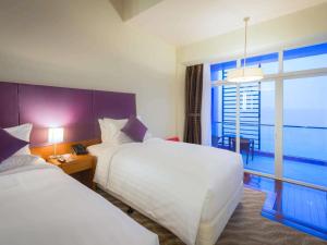 Postel nebo postele na pokoji v ubytování Novotel Nha Trang