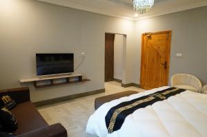 The Barcelo hotel的电视和/或娱乐中心