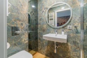 Koupelna v ubytování APARTAMENTY MIERZEJA - STEGNA PARK PREMIUM, 500 m od plaży, Bezpłatny Meleks + 44 fotografií