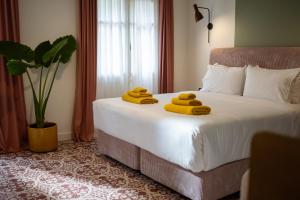 una camera da letto con un letto e due asciugamani di Bugan-Villa ad Atene