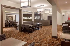 un ristorante con tavoli e sedie in una stanza di Embassy Suites by Hilton Palm Desert a Palm Desert