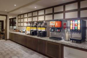 Příslušenství pro přípravu čaje a kávy v ubytování Embassy Suites by Hilton Palm Desert
