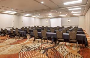 Embassy Suites by Hilton Palm Desert商务区和/或会议室