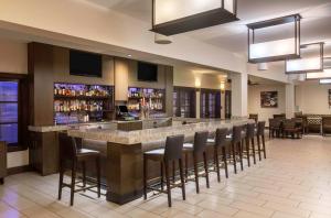 棕榈荒漠Embassy Suites by Hilton Palm Desert的酒吧,位于酒店带凳子的房间