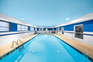ein Pool in einem Gebäude mit blauen Wänden in der Unterkunft Hampton Inn South Heritage Park in Lincoln