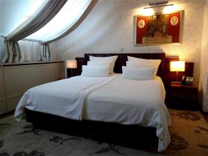 Llit o llits en una habitació de Hotel Mitra, Story Hotels