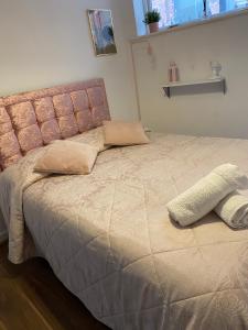 een bed met twee kussens in een slaapkamer bij Central Leeds townhouse with private roof garden Sleeps 4 in Leeds