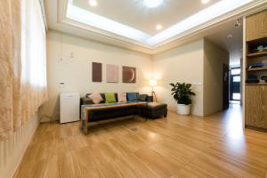 a living room with a couch and a table at Jinyou B&B in Chishang
