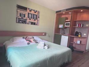 1 dormitorio con 1 cama con toallas en Un écrin de doucèur Entre le Zénith et Paris, en Pantin