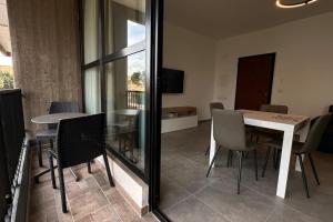 ein Esszimmer mit Tisch und Stühlen in der Unterkunft CconfortHotels Puglia Promenade Apartment 2 in Bari