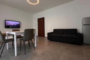 ein Wohnzimmer mit Tisch und Couch in der Unterkunft CconfortHotels Puglia Promenade Apartment 2 in Bari