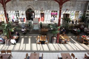 an overhead view of a restaurant with tables and chairs at Nook Cottage in Richmond