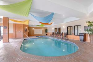 einem Pool in der Mitte eines Hotelzimmers in der Unterkunft Comfort Inn & Suites Brighton Denver NE Medical Center in Brighton