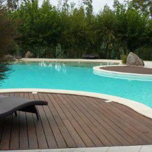 uma piscina com um banco num deque de madeira em Quinta das Mineirinhas em Vila Nova de Cerveira