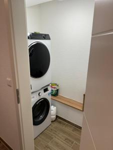 een wasmachine en droger in een kleine kamer bij Studio Zimmer in Innenstadt in Karlsruhe