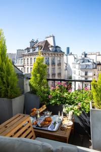 パリにあるホテル ル ルレ サン ジェルマンのバルコニーの上にテーブルと食べ物