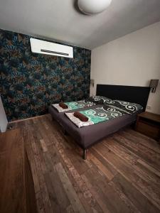 1 dormitorio con 1 cama en una habitación en Laura Villa en Balatonlelle