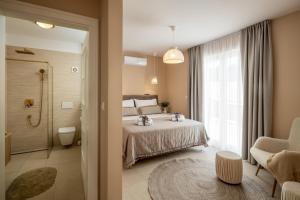 una camera da letto con un letto e un bagno con doccia di Villa Gospoja a Ražanj Altre 37 foto