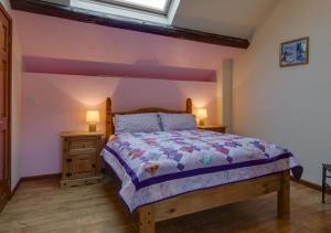 A bed or beds in a room at 2 Dolwen Farm Shop
