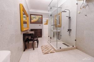 Ένα μπάνιο στο Spacious Antique Mansion, East Legon +25 φωτογραφίες