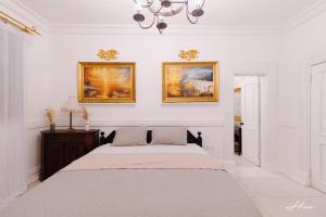 Ένα ή περισσότερα κρεβάτια σε δωμάτιο στο Spacious Antique Mansion, East Legon