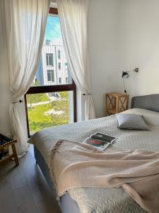 Ένα ή περισσότερα κρεβάτια σε δωμάτιο στο IVIS House - Cozy Seaside Apartment at "Šventosios Vartai", J-4