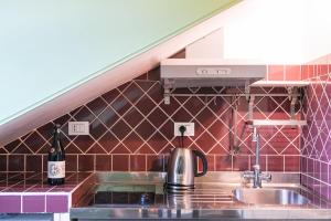 eine Küche mit einer Spüle und einer Arbeitsplatte in der Unterkunft Smeralda Attic Room in Turin
