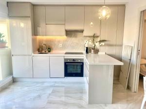 Kuchyňa alebo kuchynka v ubytovaní Marbella beachfront apartment Romana Playa Elviria
