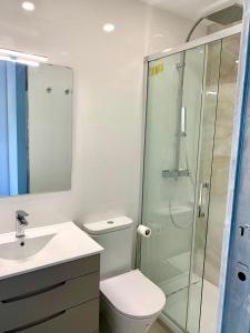 Kúpeľňa v ubytovaní Marbella beachfront apartment Romana Playa Elviria