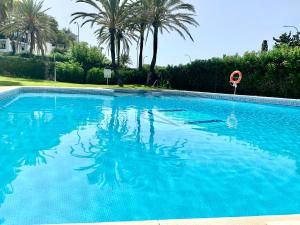 Bazén v ubytovaní Marbella beachfront apartment Romana Playa Elviria alebo v jeho blízkosti