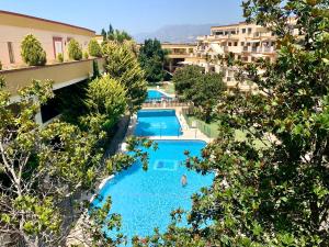 Bazén v ubytovaní Marbella beachfront apartment Romana Playa Elviria alebo v jeho blízkosti