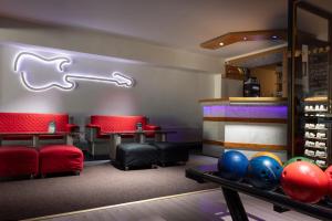 uma sala de bowling com assentos vermelhos e um bar em Hotel Praděd Thamm em Zlaté Hory