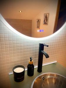 lavabo con dispensador de jabón y espejo en Aire, en Valencia 12 fotos más