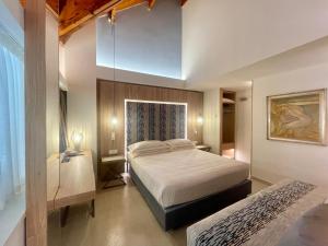 Ένα ή περισσότερα κρεβάτια σε δωμάτιο στο Damiani Experience La Bussola - NEW 2024
